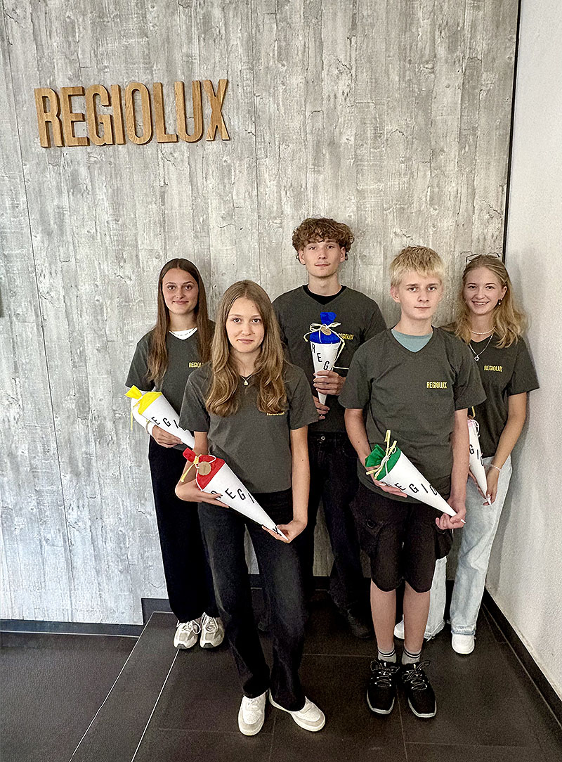 Das Bild zeigt die 5 Auszubildenen Magdalena Werner, Hannah Huppmann, Jakob Henneberger, Paul Joa und Ksnelia Kaliberda. Das Foto stammt von Julia Stapf, Regiolux