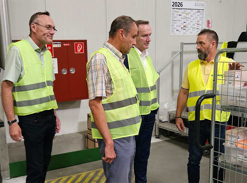 Gruppenfoto mit dem Knetzgauer Bürgermeister, Landrat Ziegler, Büroleiter Rahn und Niederlassungsleiter Vogel