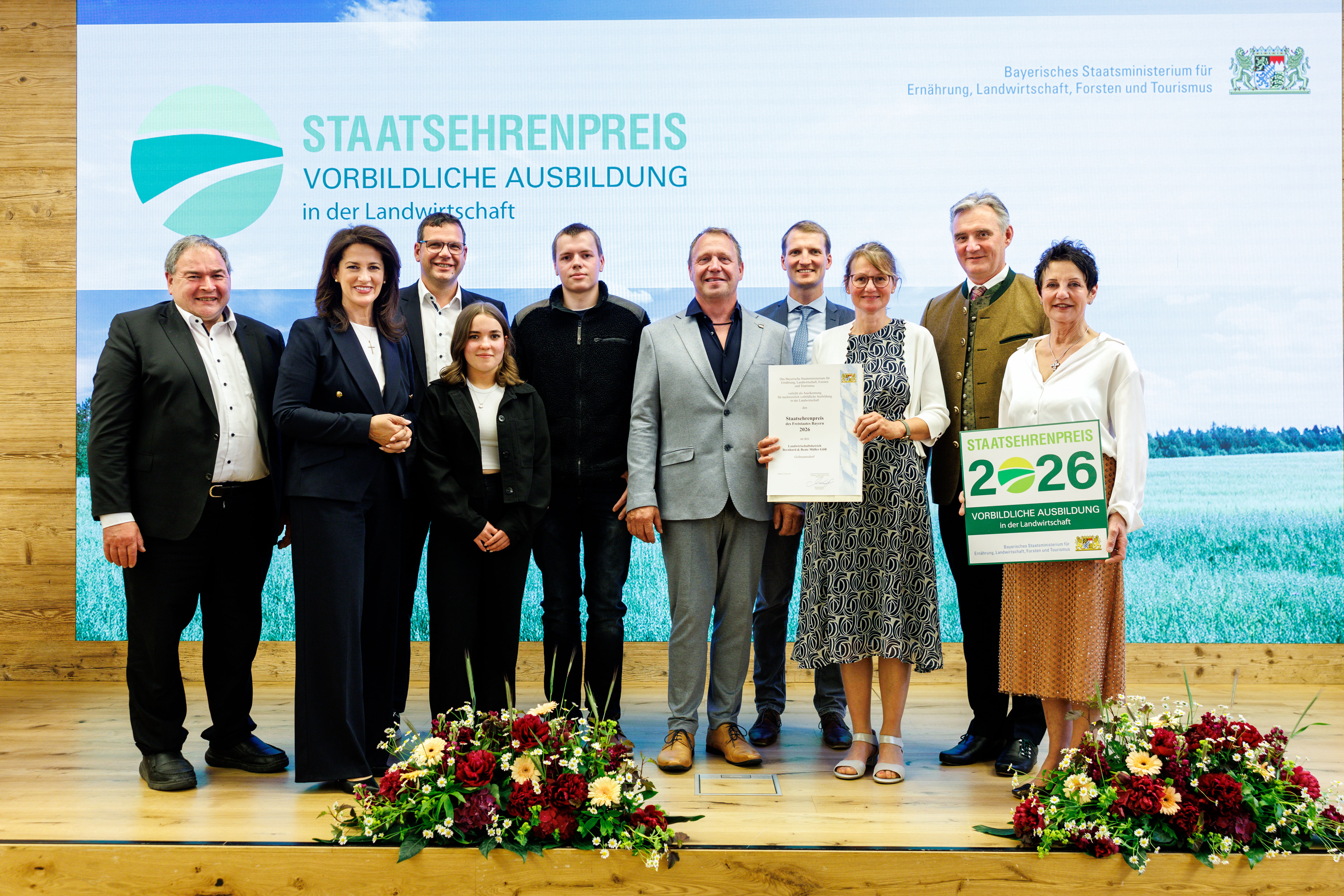 Vertreter des landwirtschaftlichen Unternehmens empfangen den Staatspreis von Ministerin Kaniber.